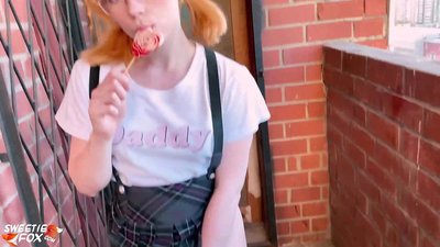 Schoolgirl Sucks tagħha Dick profondament u fucks minflok klassijiet.