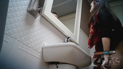 Filmati tal-kamera moħbija fil-kamra tal-banju tan-nisa (1)