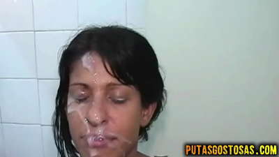Brunette żagħżugħa kellha sess orali u anali qabel ma tieħu cum fuq wiċċha