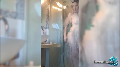 Tarbija b'But Immerraq Masturbates fid-doċċa