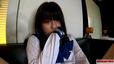 Tfajla Ġappuniża ta' 18-il sena b'tits żgħar squirts u orga b'saba' fucking u ġugarell sesswali. Tfajla Asjatika fil-kostumi tal-kosplay tal-iskola tagħti blowjobs f'video tad-dilettanti. Mao 7 OSAKAPORN.