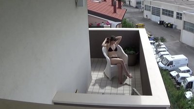 Spying fuq sieħbi żagħżugħ tal-kamra tiegħi masturbazzjoni fuq il-gallarija
