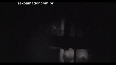 Blondie tiġi filmata segretament minn voyeur tal-viċinat moħbi wara briks vojta
