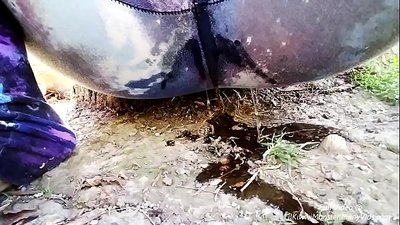 Pissing fit-triq! Ejja tara lil LilKiwwiMonster tixxarrab il-qliezet ta’ taħt u tpee fil-ħmieġ!