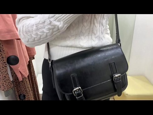 ❤️ Masturbazzjoni pubblika tal-kelba żagħżugħa FeralBerry b'dildo fil-kamra tal-armar ❌ Vidjo porn lilna mt.com-porn-mz.ru ❌️